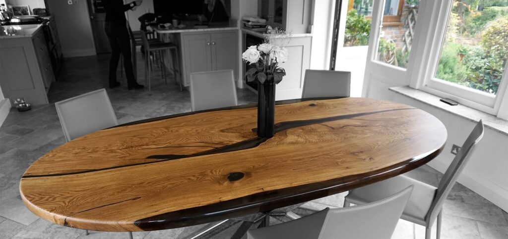 klub-sto-za-kafu-hrast-sa-epoksi-detaljima