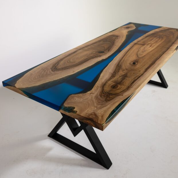 Prirodni Talas – Sto od Orahove Talpe i Plave Epoxy Smole