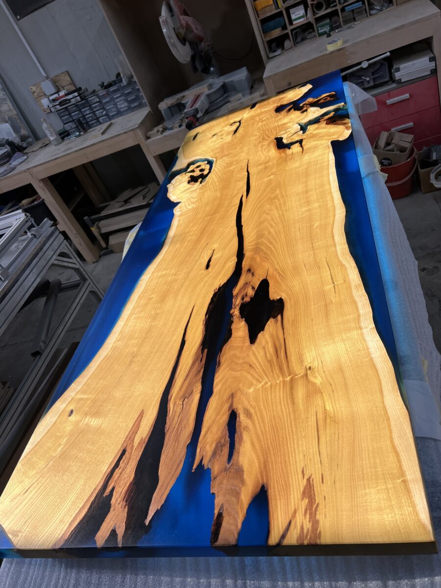 Dudov Ples – Sto od Talpe Duda i Providno Plave Epoxy Smole - Image 3
