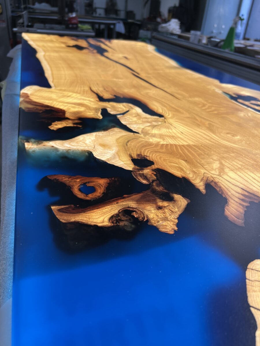 Dudov Ples – Sto od Talpe Duda i Providno Plave Epoxy Smole - Image 2