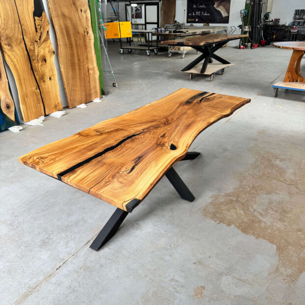 BIT 129 - Hrastov Trpezarijski Sto sa Živom Ivicom