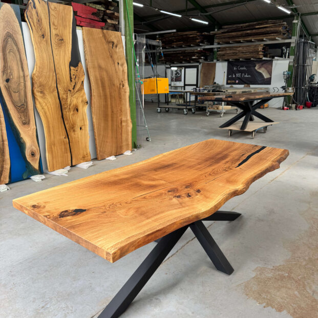 Masivni Hrastov Sto sa Živom Ivicom