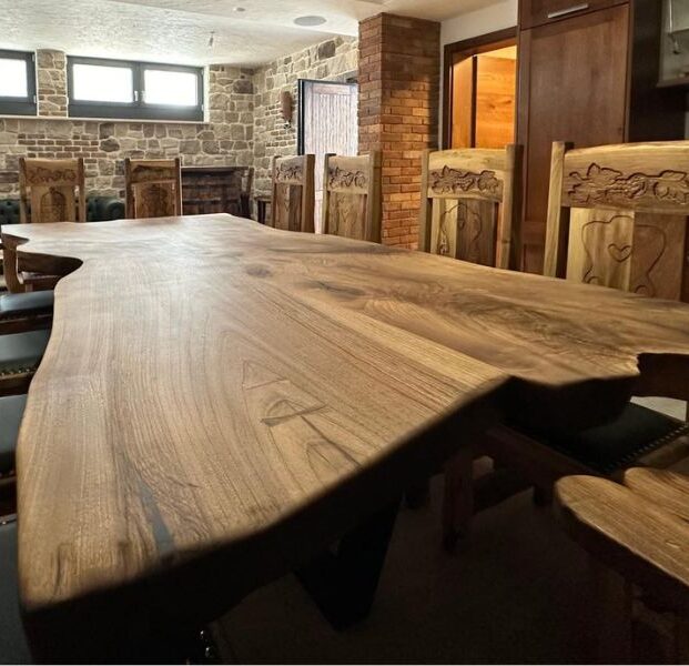 Masivni drveni stolovi