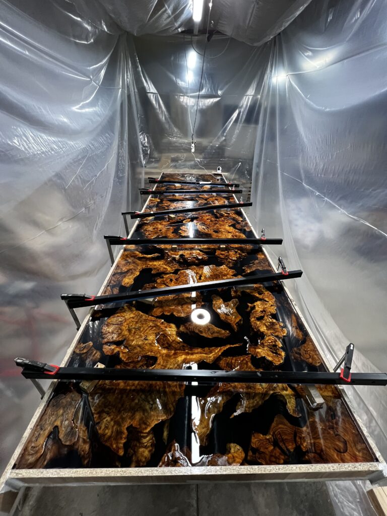 Zalivanje epoxy smolom — sto od masline